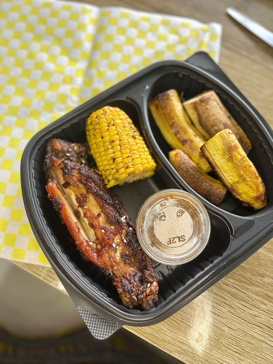 kitchenplug__'s tweet photo. Creamy garlic &amp; herb mash potatoes, cherry tomatoes
Spicy t-bone steak 
Spicy pork chops 
Grilled turkey, butter corn, boli, pepper sauce. https://t.co/xdgxgtfqq9
