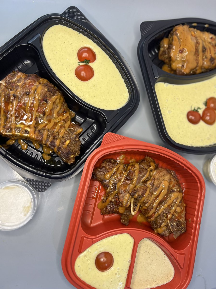 kitchenplug__'s tweet photo. Creamy garlic &amp; herb mash potatoes, cherry tomatoes
Spicy t-bone steak 
Spicy pork chops 
Grilled turkey, butter corn, boli, pepper sauce. https://t.co/xdgxgtfqq9