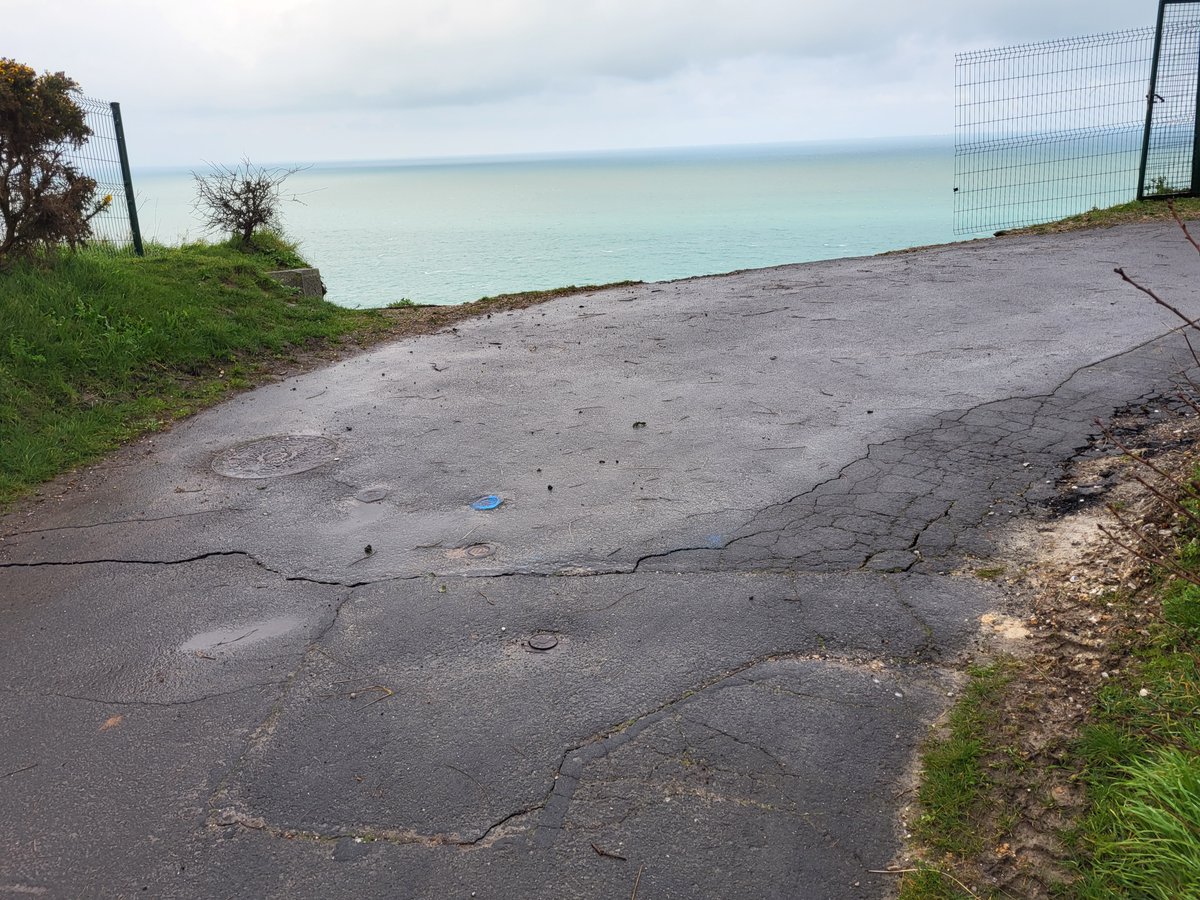 Prefet76's tweet photo. Éboulement de falaise à #Fécamp 
Aucune victime malgré un recul d'environ 15m

Le sous-préfet du #Havre avec le 1er adjoint pour coordonner les mesures prises:
➡️Périmètre de sécurité établi
➡️Chantier évacué
➡️Plusieurs axes fermés à la circulation 🚧

⚠️ Danger = Évitez la zone https://t.co/kSkaoKFxrC