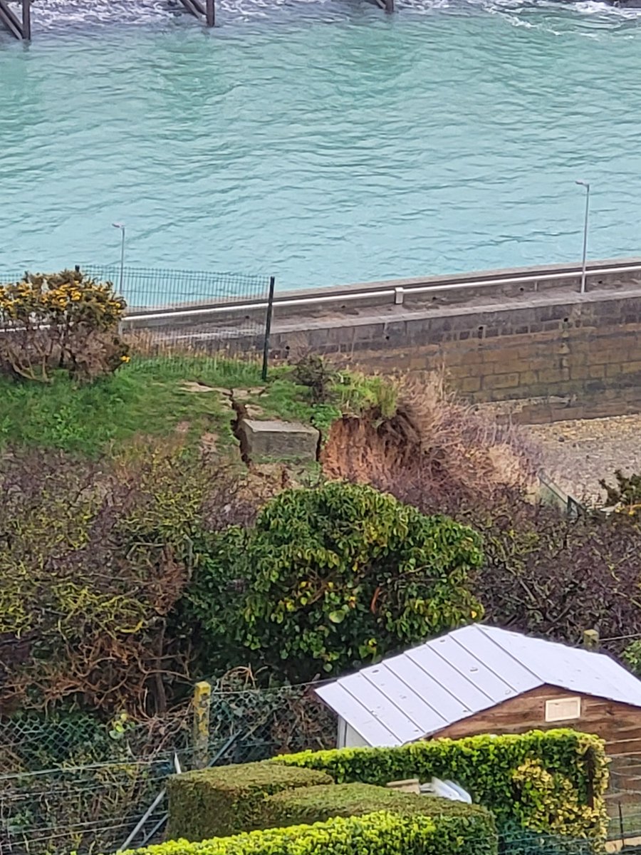 Prefet76's tweet photo. Éboulement de falaise à #Fécamp 
Aucune victime malgré un recul d'environ 15m

Le sous-préfet du #Havre avec le 1er adjoint pour coordonner les mesures prises:
➡️Périmètre de sécurité établi
➡️Chantier évacué
➡️Plusieurs axes fermés à la circulation 🚧

⚠️ Danger = Évitez la zone https://t.co/kSkaoKFxrC