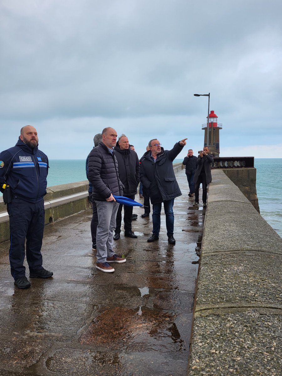 Prefet76's tweet photo. Éboulement de falaise à #Fécamp 
Aucune victime malgré un recul d'environ 15m

Le sous-préfet du #Havre avec le 1er adjoint pour coordonner les mesures prises:
➡️Périmètre de sécurité établi
➡️Chantier évacué
➡️Plusieurs axes fermés à la circulation 🚧

⚠️ Danger = Évitez la zone https://t.co/kSkaoKFxrC