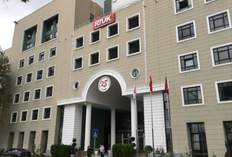 (1/3) Since destructive earthquakes on Feb 6 in #Turkey:

-access to Twitter restricted for hours by <a href="/BTKKurumsal/">BTKKurumsal</a>
-access to <a href="/sozluk/">ekşi sözlük</a>, TR’s largest forum website, blocked
-finally, broadcast regulator <a href="/rtukkurumsal/">RADYO VE TELEVİZYON ÜST KURULU</a> fined @FOXhaber, <a href="/halktvcomtr/">Halk TV</a>, <a href="/tele1comtr/">Tele1 TV</a> over critical reporting