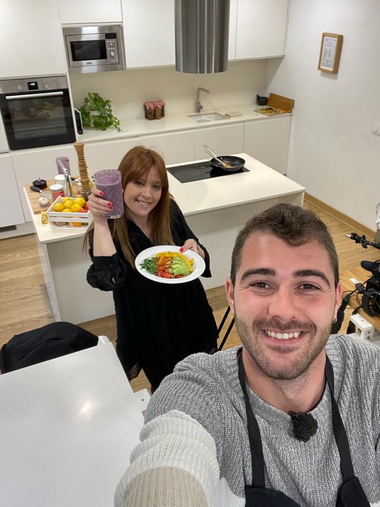terravivaapunt's tweet photo. Per a guanyar pes i de la forma més saludable possible cal portar una alimentació allunyada de productes processats i que continguen greixos saturats. En el programa de hui, @EliEscorihuela i @joanmilian6 ens explicaran quina és la millor manera de guanyar pes saludablement. https://t.co/F6NAjdx7Qz