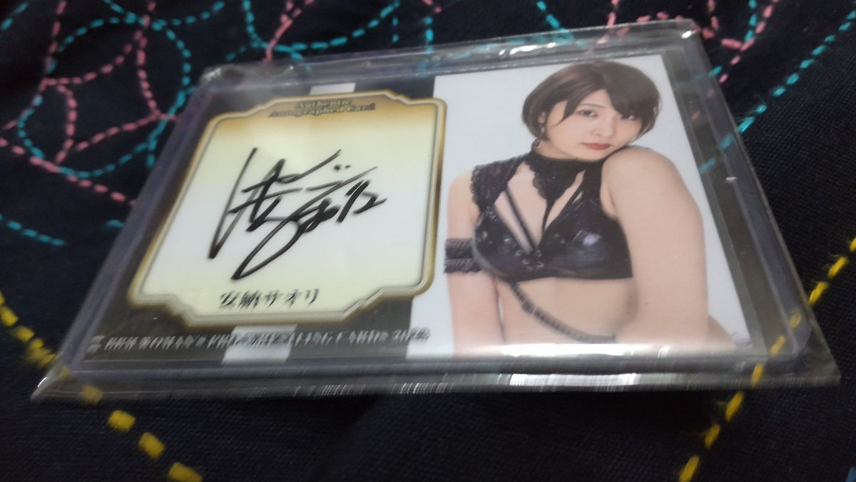 GLAzeguvmXkQAK's tweet photo. 今日はBITSさんに予約していたBBM女子プロレスカード取りに行かせて貰いましたがかなり開封結果良かったです
１番の当たりは推しの安納サオリ選手です🌟愛野ユキ選手は爆裂シスターズのTシャツ持ってますし応援しています
後の２枚はチェリー選手と鳥喰かや選手でした#チェリー#愛野ユキ#安納サオリ https://t.co/Cfb3t2BvfT