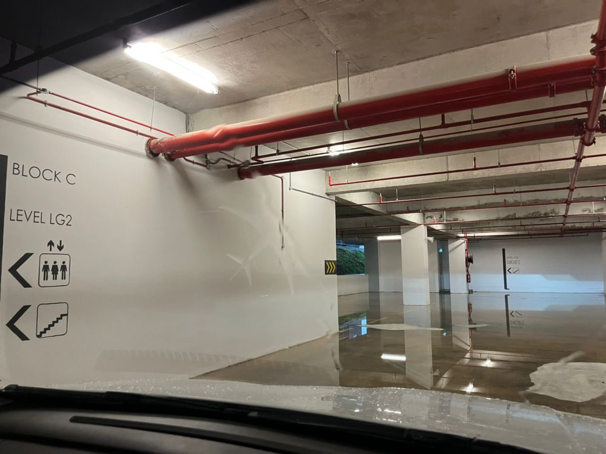 dnlzfrrr's tweet photo. Rumah baru tenggelam? Ini adalah bebenang,  panjangkan biar pihak pemaju nampak, bila penghuni laporkan dari 2 minggu lepas sampai ke hari ini masih katanya “in progress” tapi tiada langsung nampak apa apa tindakan atau penambahbaikan dari pihak mereka. https://t.co/K4ptF709Cb