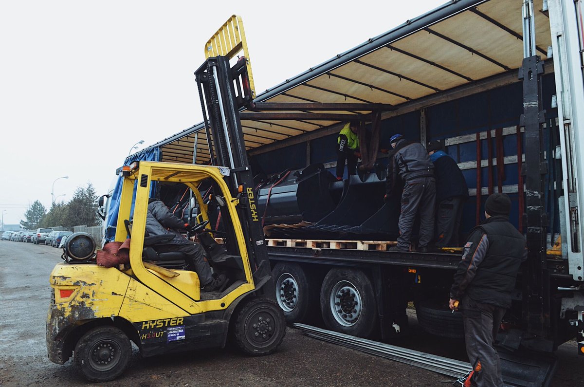 buckets_hydro's tweet photo. Another week - another delivery to the customer👌

#hydroinstal #hydroinstalostroleka #poland #excavator #excavatorbucket #excavating #miningequipment #equipment #demolition #heavyequipment #gradingbucket #excavatorattachments #mining #grävmaskin #rivare #maskinförare #grävskopa https://t.co/NkZPMb69Ey