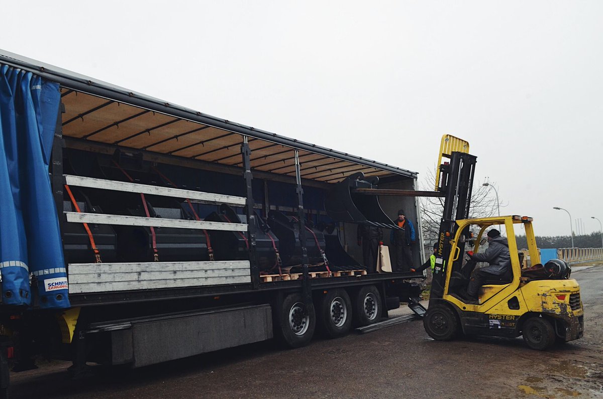 buckets_hydro's tweet photo. Another week - another delivery to the customer👌

#hydroinstal #hydroinstalostroleka #poland #excavator #excavatorbucket #excavating #miningequipment #equipment #demolition #heavyequipment #gradingbucket #excavatorattachments #mining #grävmaskin #rivare #maskinförare #grävskopa https://t.co/NkZPMb69Ey