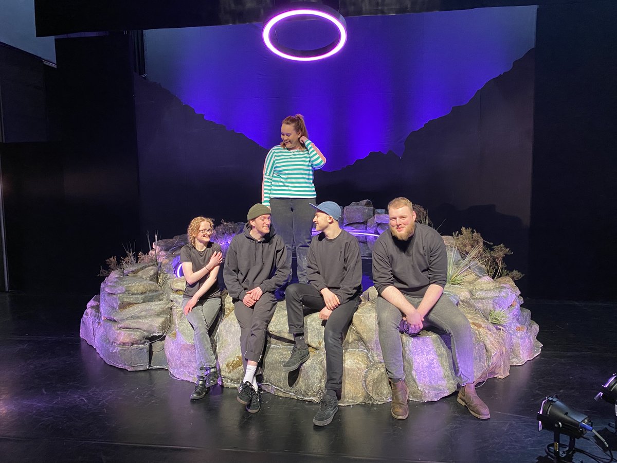 CwmniFranWen's tweet photo. Roedd ein perfformiad olaf o Croendena yn @_GALERI_ neithiwr! Diolch i'r tîm am ei holl waith caled ac i chi gyd am ddod allan i weld y sioe!

Thanks to all the team and a special thanks to you for coming out to see Croendena! https://t.co/433dB88Zh3