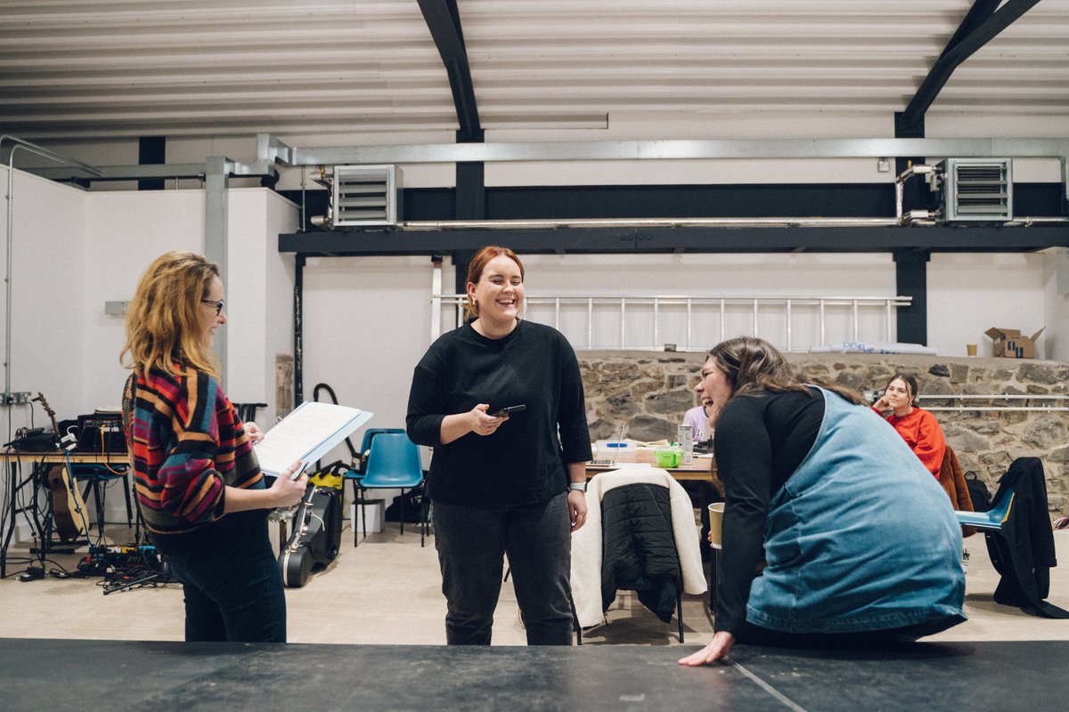 Roedd ein perfformiad olaf o Croendena yn @_GALERI_ neithiwr! Diolch i'r tîm am ei holl waith caled ac i chi gyd am ddod allan i weld y sioe!

Thanks to all the team and a special thanks to you for coming out to see Croendena!