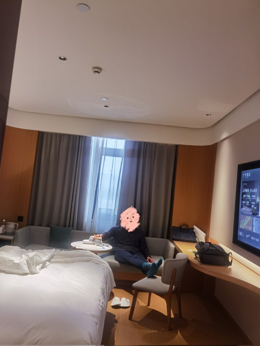 eledeeeeer's tweet photo. 第一次出差就把我叫屋里去，还美名其曰喝茶。要矜持呀～～ https://t.co/WmFwuJKEOp