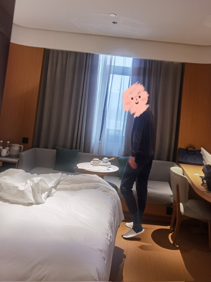 eledeeeeer's tweet photo. 第一次出差就把我叫屋里去，还美名其曰喝茶。要矜持呀～～ https://t.co/WmFwuJKEOp