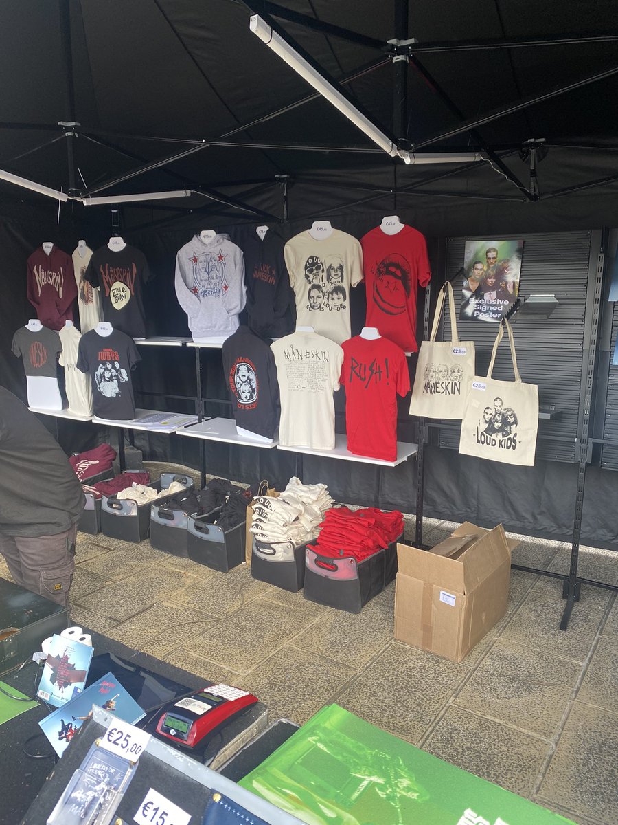 Il merch 🤤😍 #Maneskin #Pesaro #LoudKidsTour