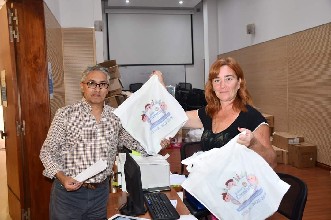 MunicipalesR's tweet photo. 👉 Seguimos con la entrega de los Bolsones Escolares GRATUITOS para todos los compañeros y compañeras afiliadas a nuestro Sindicato.
@RatnerAntonio @YamileBaclini
@JorgeSTMR
#stmr
#Escuela
#bolsones https://t.co/0qn5MsWbuk