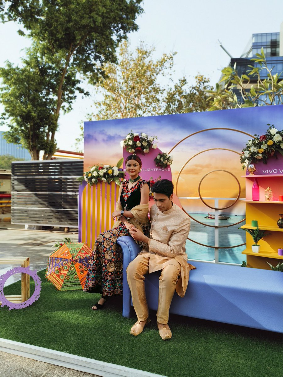 roobinam's tweet photo. Vivo's new phone is ready to change outfits for the wedding season! 

Here's the Vivo V27 Pro with a color changing back and camera filters specially designed to capture Indian weddings. 

Would the photographer's on my timeline shoot a wedding with a phone?

#vivoV27Series https://t.co/AA2aFG96X0