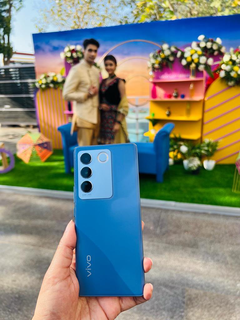 roobinam's tweet photo. Vivo's new phone is ready to change outfits for the wedding season! 

Here's the Vivo V27 Pro with a color changing back and camera filters specially designed to capture Indian weddings. 

Would the photographer's on my timeline shoot a wedding with a phone?

#vivoV27Series https://t.co/AA2aFG96X0