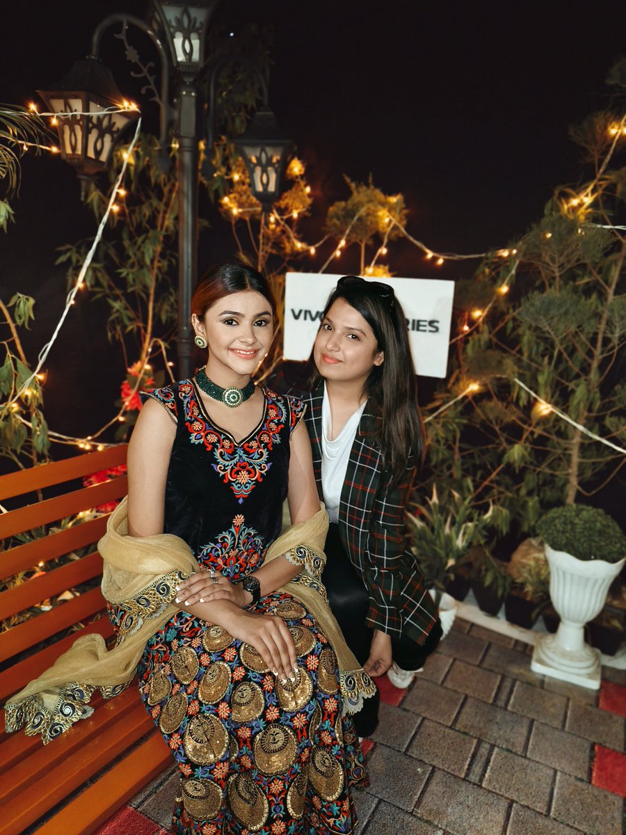 roobinam's tweet photo. Vivo's new phone is ready to change outfits for the wedding season! 

Here's the Vivo V27 Pro with a color changing back and camera filters specially designed to capture Indian weddings. 

Would the photographer's on my timeline shoot a wedding with a phone?

#vivoV27Series https://t.co/AA2aFG96X0