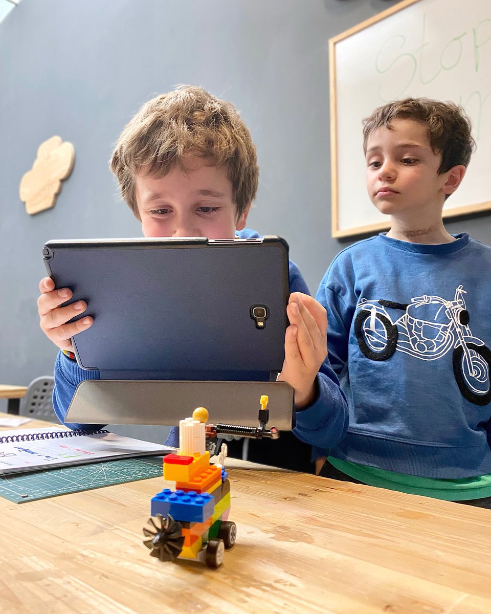 ¿Cómo que la tecnología es aburrida? ¡De eso nada! 🧑‍💻🧑‍🏭
Nuestros pequeños inventores están tan orgullosos de sus creaciones que al final es inevitable hacer un vídeo stop Motion para dejar plasmados sus robots 🤖 
¡Ya queda menos para los proyectos trimestrales!