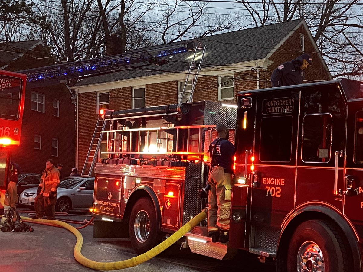 mcfrsPIO's tweet photo. Update - Roanoke Avenue, 2-sty multi-family apt bldg, fire in 2nd floor bedroom, some extension (below), no injuries, several people may be displaced, preliminary damage estimate ~$20K https://t.co/KUKzCzPagb