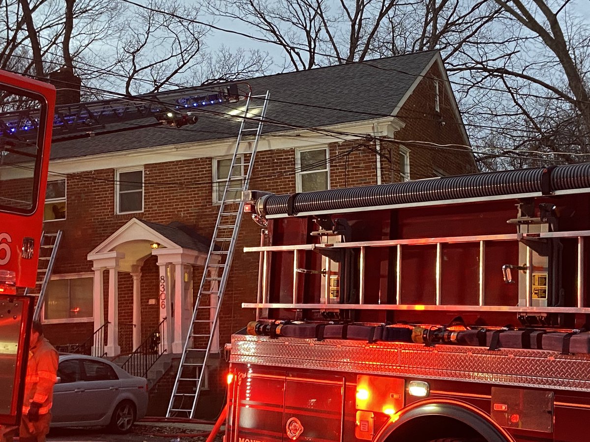 mcfrsPIO's tweet photo. Update - Roanoke Avenue, 2-sty multi-family apt bldg, fire in 2nd floor bedroom, some extension (below), no injuries, several people may be displaced, preliminary damage estimate ~$20K https://t.co/KUKzCzPagb