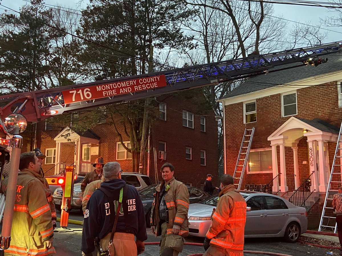 mcfrsPIO's tweet photo. Update - Roanoke Avenue, 2-sty multi-family apt bldg, fire in 2nd floor bedroom, some extension (below), no injuries, several people may be displaced, preliminary damage estimate ~$20K https://t.co/KUKzCzPagb