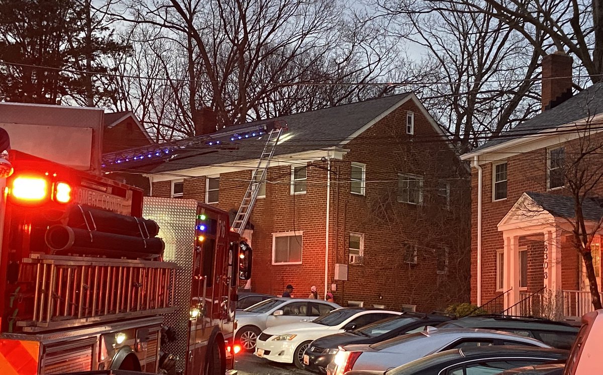 mcfrsPIO's tweet photo. Update - Roanoke Avenue, 2-sty multi-family apt bldg, fire in 2nd floor bedroom, some extension (below), no injuries, several people may be displaced, preliminary damage estimate ~$20K https://t.co/KUKzCzPagb