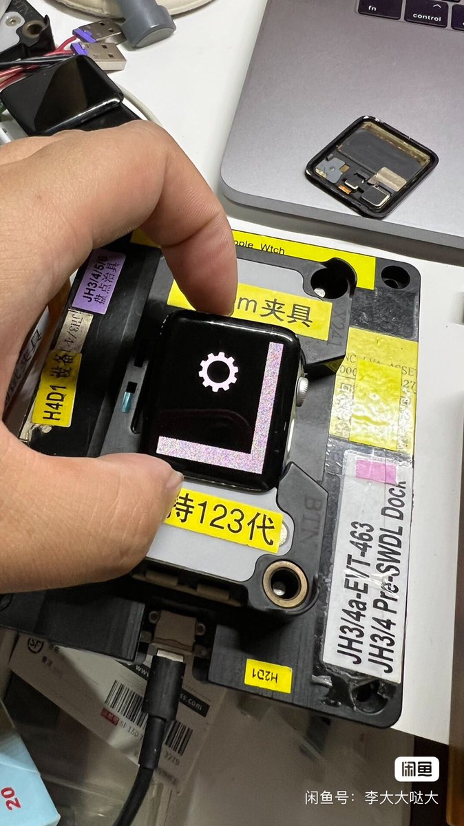 _orangera1n's tweet photo. An Apple Watch Series 3 prototype (38mm, no cellular) that was found on an Idlefish listing. 
 
I wonder why there is a bar at the edges of the screen. #appleinternal
#appleprototype https://t.co/d0Jhzl0SUG