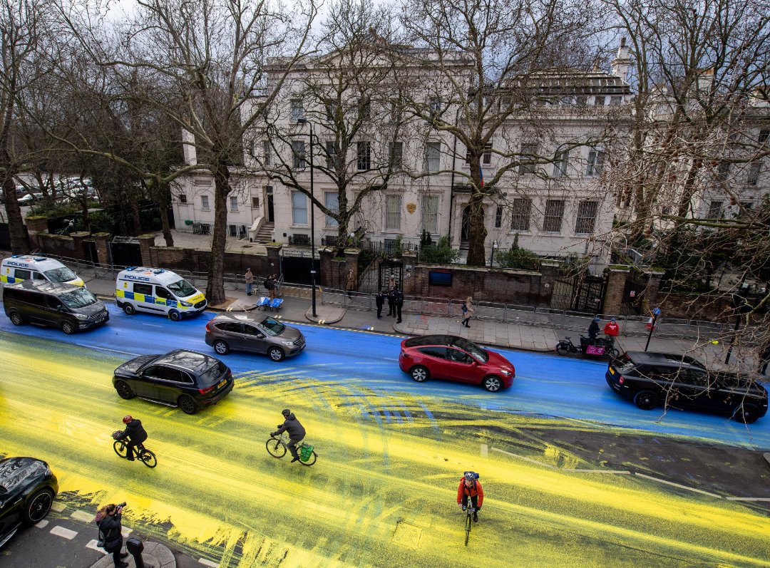 Great work! Someone has done this outside the Russian Embassy in London on the eve of the first anniversary of Russia's illegal invasion of Ukraine. #RussiaInvadedUkraine #anniversary #illegalinvasion #Russia #Ukraine #PutinIsaWarCriminal