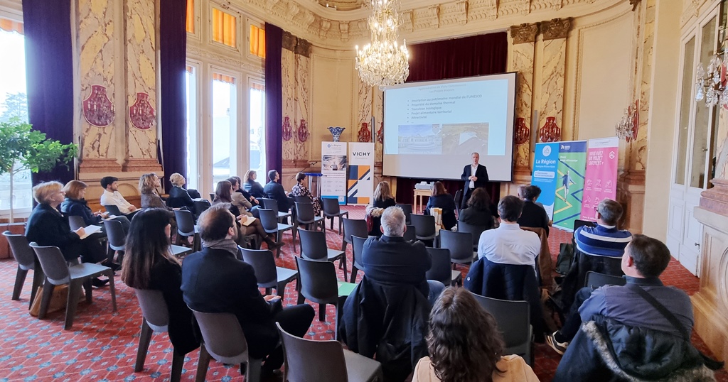 VichyEconomie's tweet photo. C'est parti pour l'#OpérationConjoints en mairie de #Vichy, avec l'accueil des participants et une présentation du territoire qui les accueille. 
#Bienvenue ! https://t.co/bVsw1sdSDh