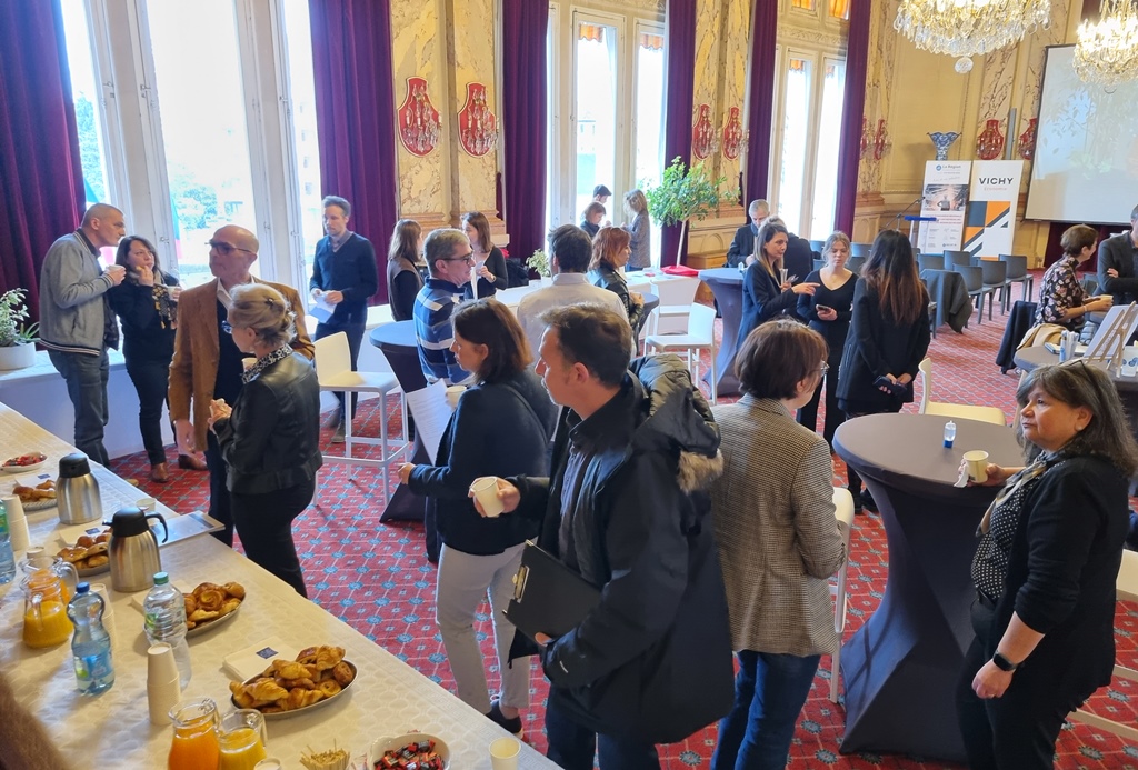VichyEconomie's tweet photo. C'est parti pour l'#OpérationConjoints en mairie de #Vichy, avec l'accueil des participants et une présentation du territoire qui les accueille. 
#Bienvenue ! https://t.co/bVsw1sdSDh