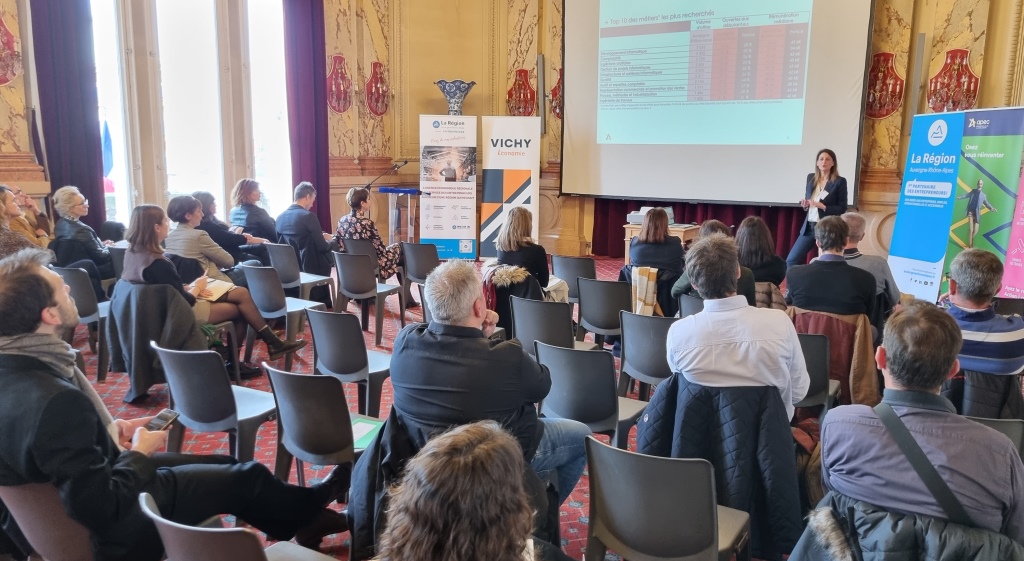 VichyEconomie's tweet photo. C'est parti pour l'#OpérationConjoints en mairie de #Vichy, avec l'accueil des participants et une présentation du territoire qui les accueille. 
#Bienvenue ! https://t.co/bVsw1sdSDh