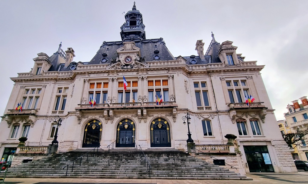 VichyEconomie's tweet photo. C'est parti pour l'#OpérationConjoints en mairie de #Vichy, avec l'accueil des participants et une présentation du territoire qui les accueille. 
#Bienvenue ! https://t.co/bVsw1sdSDh