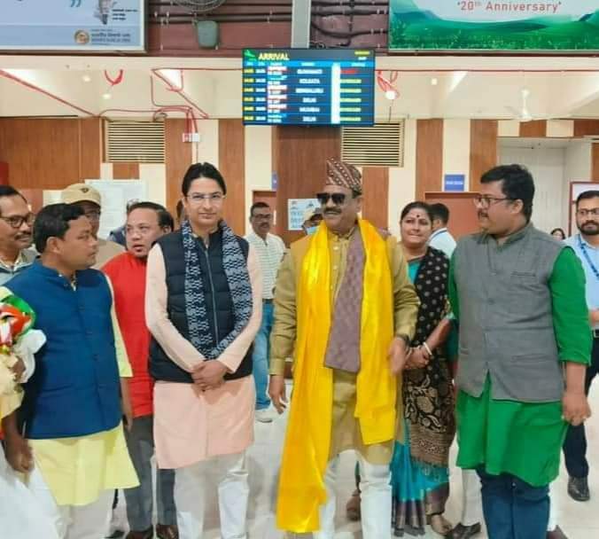 anandbarman286's tweet photo. Today receiving honourable Speaker of Loksobha Sri Om Birla Ji at Bagdogra Airport. https://t.co/Nfc9UXLJUj