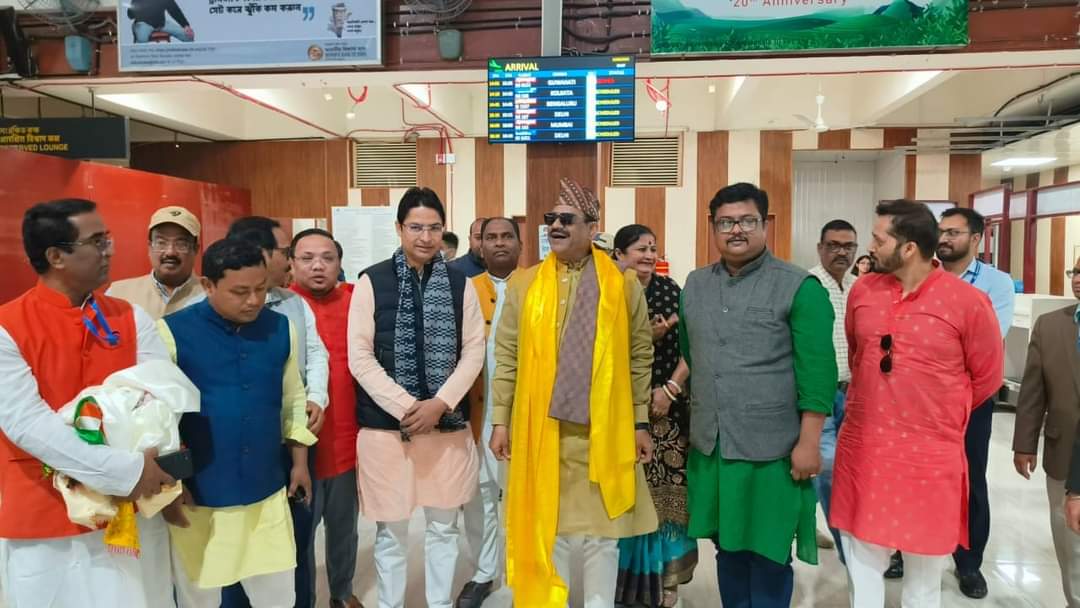 anandbarman286's tweet photo. Today receiving honourable Speaker of Loksobha Sri Om Birla Ji at Bagdogra Airport. https://t.co/Nfc9UXLJUj