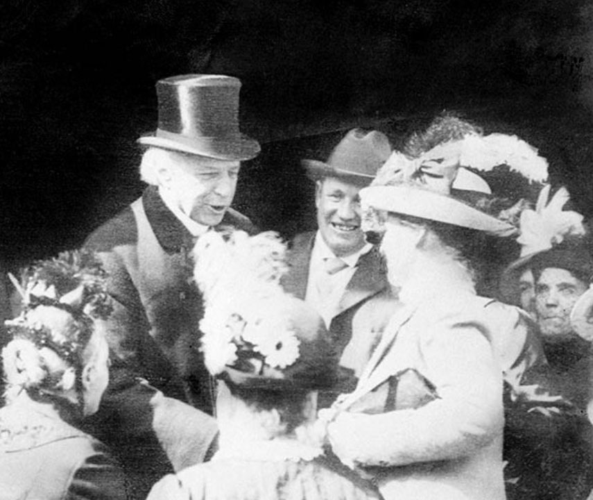 PMLaurier's tweet photo. I don’t want to brag, but I was always popular with the ladies.
@PMBowell, on the other hand, couldn’t find more than six supporters in his own cabinet! #cdnpoli #deadPMs https://t.co/kIDB4WHCWY