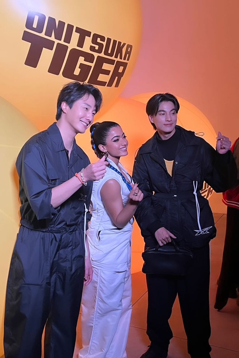 DelhiTimesTweet's tweet photo. #WeHeartYou: @iamRashmika meets Korean actor @ActorJungilwoo and Thai actor @gulfkanawut at a fashion show in #Milan 🫰
#Crushmika #Rashmika #RashmikaMandanna #MilanFashionWeek #KanawutTraipipattanapong #Animal #OnitsukaTigerxGULF https://t.co/87Q902DIh0