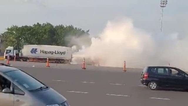 revistacitrica's tweet photo. Cuatro bomberos internados y docentes intoxicadxs en Ituzaingó por una nube tóxica que derramó un camión que transportaba 24mil litros de material tóxico que se usa como fertilizante. https://t.co/Rm2bSy7Gxj