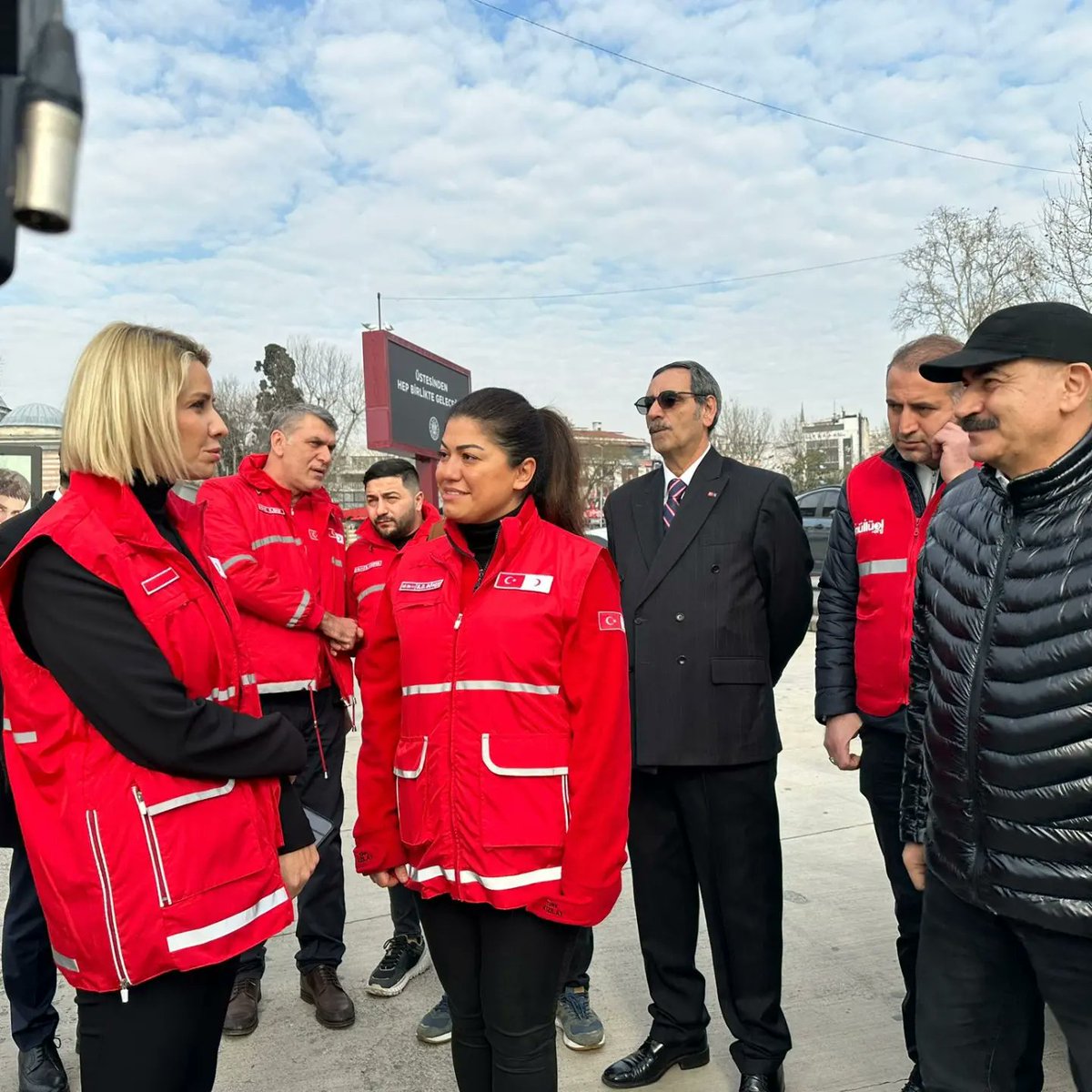 kizilay34bes's tweet photo. Beşiktaş Barbaros Meydanı`nın  gözbebeği olan Sabit Kan Merkezi'ne vermiş oldukları desteklerinden dolayı bağışçımız Sn. Esra Erol ve Esra Erol'da ailesine, Türk Kızılay Genel Başkanı'mız Sn Kerem KINIK' a  teşekkür ederiz. 
Haydiiii Beşiktaş 1 KAN 3 CAN❤️ https://t.co/dOHajOWjKO