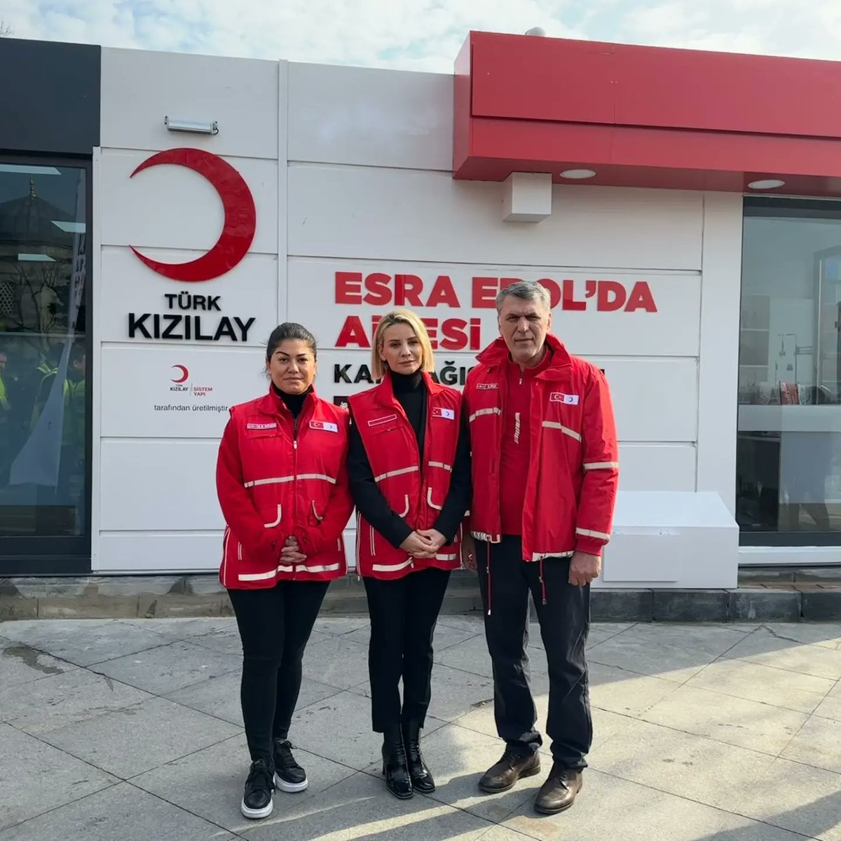 kizilay34bes's tweet photo. Beşiktaş Barbaros Meydanı`nın  gözbebeği olan Sabit Kan Merkezi'ne vermiş oldukları desteklerinden dolayı bağışçımız Sn. Esra Erol ve Esra Erol'da ailesine, Türk Kızılay Genel Başkanı'mız Sn Kerem KINIK' a  teşekkür ederiz. 
Haydiiii Beşiktaş 1 KAN 3 CAN❤️ https://t.co/dOHajOWjKO
