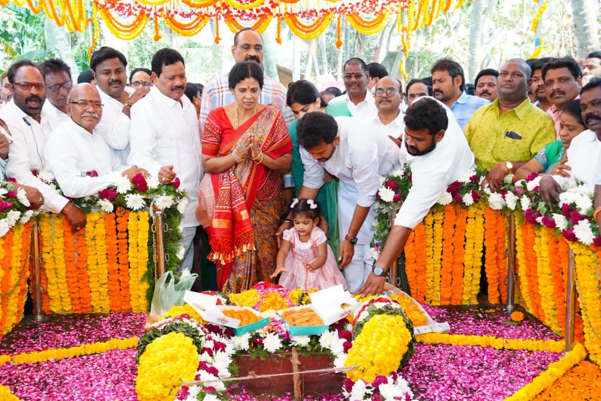 RamMNK's tweet photo. In Nimmada...remembering naana  on his 66th birth anniversary.
#JoharYerranna 
#YerrannaLivesOn https://t.co/41s7NRDvEu