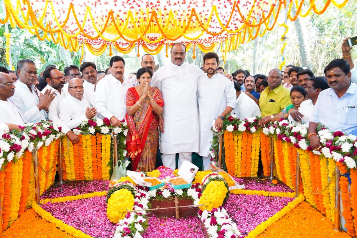 RamMNK's tweet photo. In Nimmada...remembering naana  on his 66th birth anniversary.
#JoharYerranna 
#YerrannaLivesOn https://t.co/41s7NRDvEu