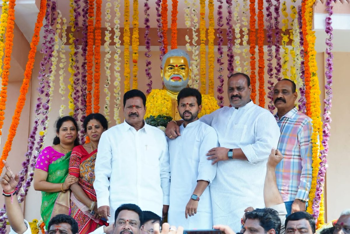 RamMNK's tweet photo. In Nimmada...remembering naana  on his 66th birth anniversary.
#JoharYerranna 
#YerrannaLivesOn https://t.co/41s7NRDvEu