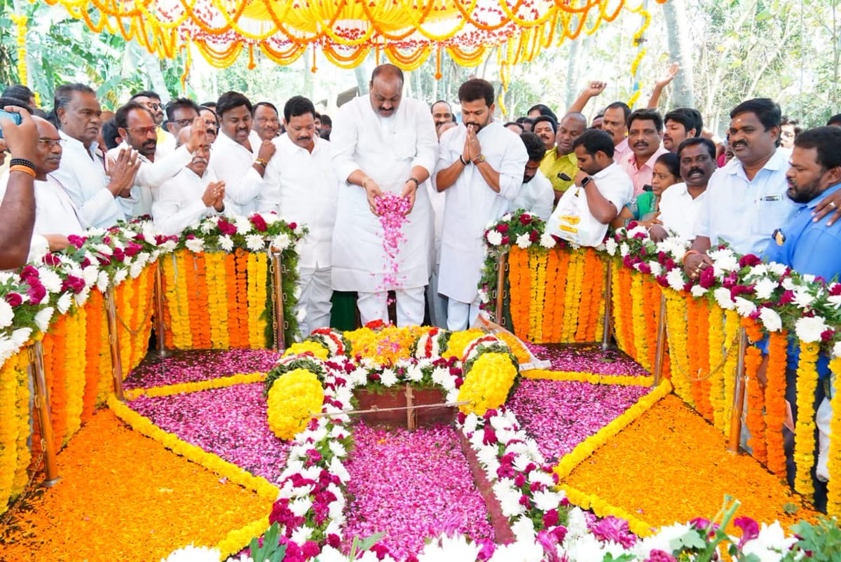 RamMNK's tweet photo. In Nimmada...remembering naana  on his 66th birth anniversary.
#JoharYerranna 
#YerrannaLivesOn https://t.co/41s7NRDvEu