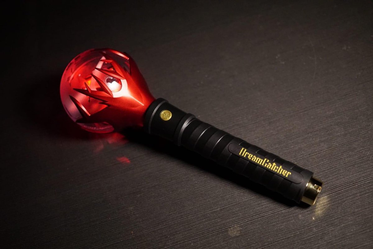 __orbitchuu's tweet photo. Dreamcatcher EASILY has one of the best lightsticks in k-pop. from the design to the concept to the execution, everything is literal perfection! like they even have a robe to accompany it.

mongmongie is the most badass lighstick you will ever see🔥 https://t.co/w5762gc4VD