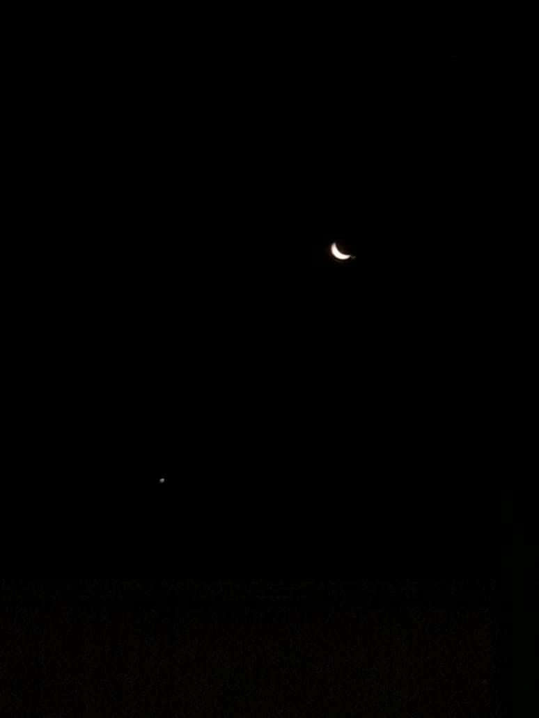 Jhefrytch's tweet photo. Así lució la luna ocultando a júpiter en Tacna - Perú https://t.co/91fZ0h3lCh