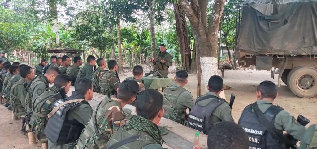 CEOFANBVE's tweet photo. 🔁RT || GJ @dhernandezlarez: Nuestros leales y heroicos soldados de la Patria reciben instrucción diaria a lo largo y ancho de nuestra República en nuestros vivacs, donde adquieren la forja de su formación y templanza militar.
#FANB🇻🇪 #CEOFANB #DeVueltaAClases https://t.co/5e3ei2KPeT
