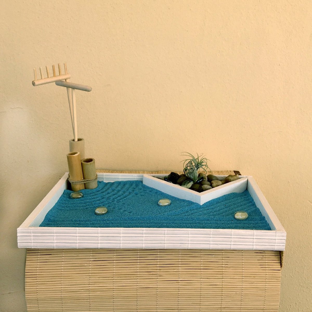 ecodecoroom's tweet photo. Zen garden - https://t.co/6XXnleV8S7

#meditationgarden #zengardensand #desktopzengarden #zengardenkit #largezengarden #zengardendecor #zengardenwhite #zengardenwithtool #zengardenwithrake https://t.co/euOzEwCElT