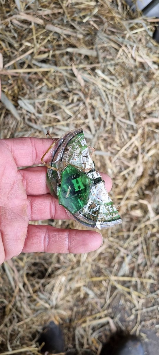 Alsjeblieft mensen gooi je afval niet van je af zo een weiland in!
Als 1 van de geiten dit binnen krijgt is het afgelopen met haar! 
#Boeren #kuilgras