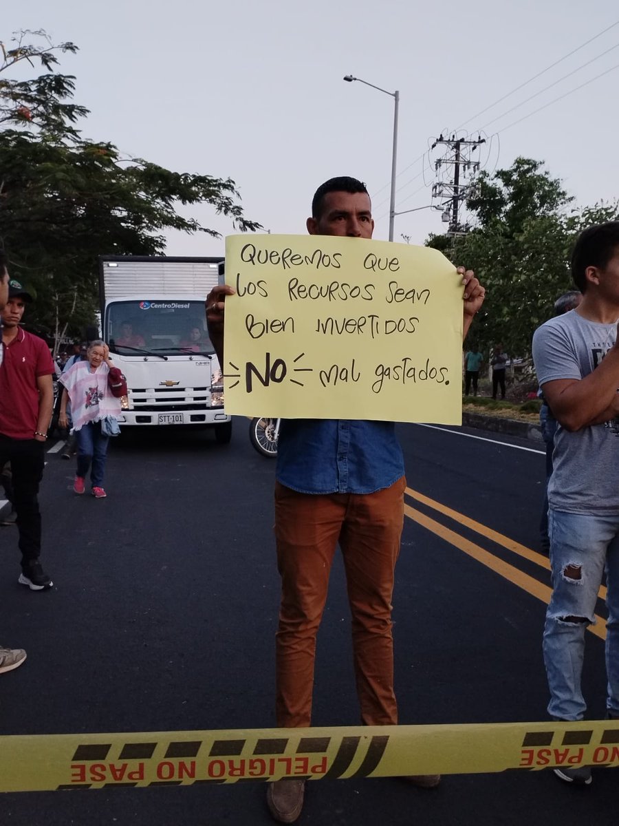 sararestereo883's tweet photo. #SarareStereo 
Comunidades del municipio de #Fortul se movilizan en el sitio conocido como "La Y", en compañía de las Juntas de Acción Comunal y la Guardia Interétnica, Campesina y Popular exigiendo que los recursos públicos sean bien utilizados, no malgastados. https://t.co/5WPJN4gvju