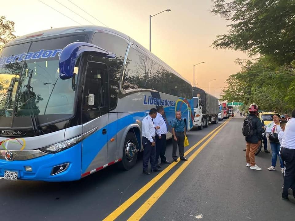 sararestereo883's tweet photo. #SarareStereo 
Comunidades del municipio de #Fortul se movilizan en el sitio conocido como "La Y", en compañía de las Juntas de Acción Comunal y la Guardia Interétnica, Campesina y Popular exigiendo que los recursos públicos sean bien utilizados, no malgastados. https://t.co/5WPJN4gvju