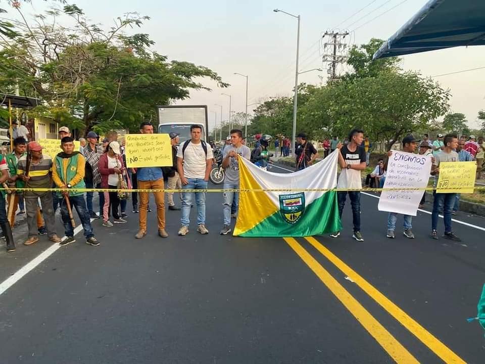 sararestereo883's tweet photo. #SarareStereo 
Comunidades del municipio de #Fortul se movilizan en el sitio conocido como "La Y", en compañía de las Juntas de Acción Comunal y la Guardia Interétnica, Campesina y Popular exigiendo que los recursos públicos sean bien utilizados, no malgastados. https://t.co/5WPJN4gvju